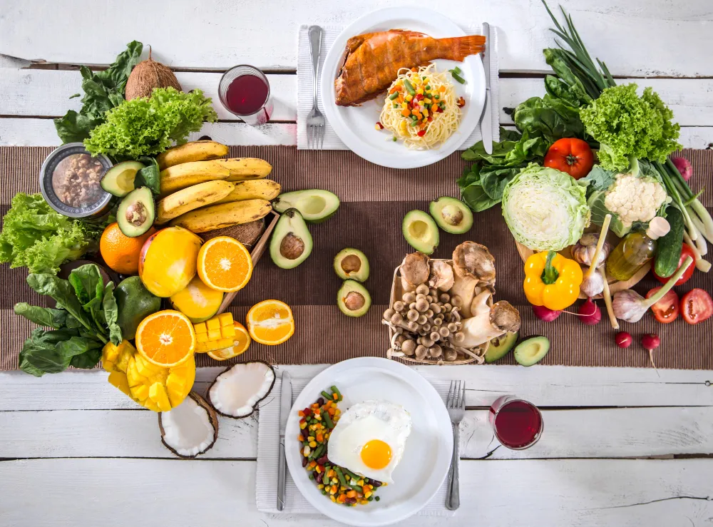 50 low-calorie foods for a healthy diet, featuring fresh fruits, leafy greens, vegetables, avocado, mushrooms, fish and eggs.